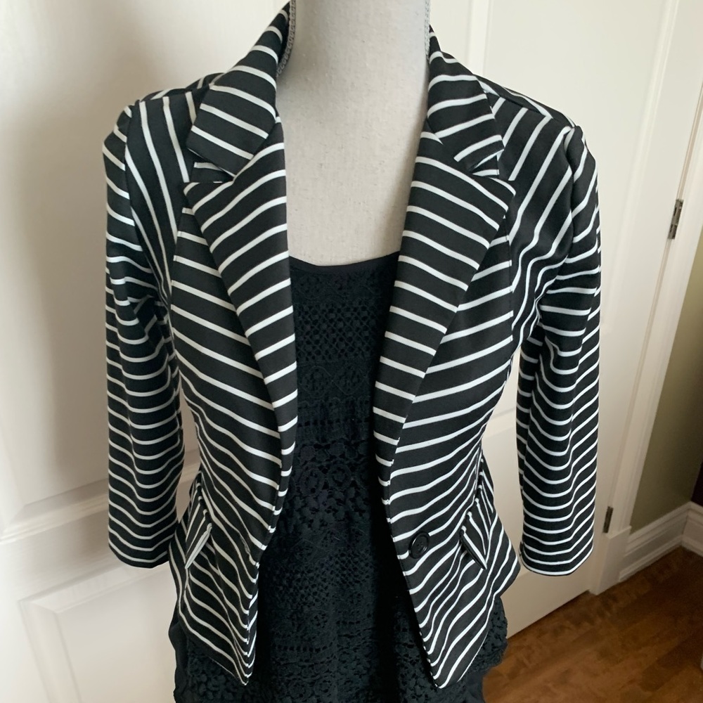 Perfect blazer black and white stripes